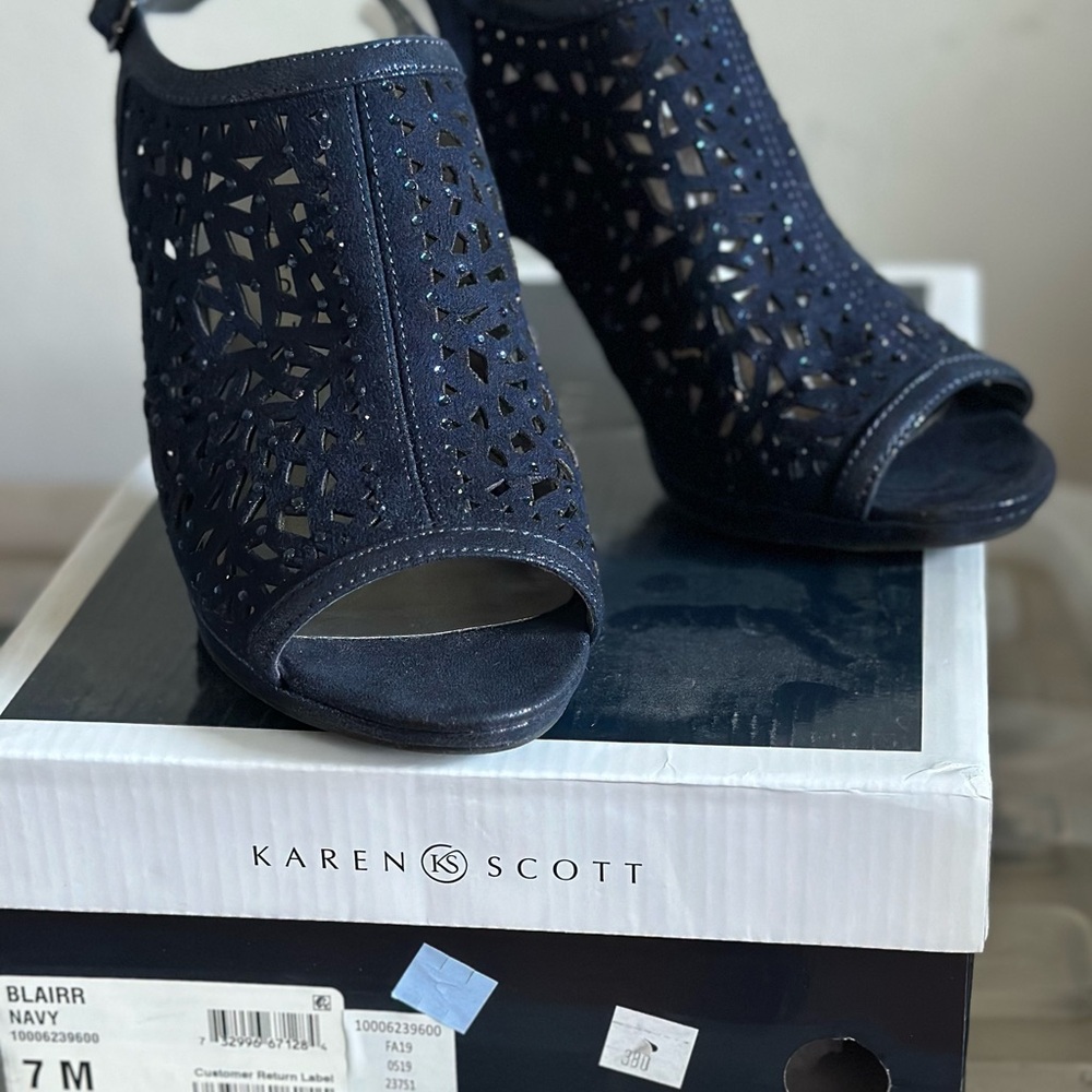 Karen Scott Navy dress shoe. Size 7